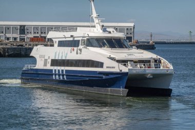 Cape Town Güney Afrika. 2022 yılı. Cape Town limanına giden Robben Adası feribot servisi. Güney Afrika.  