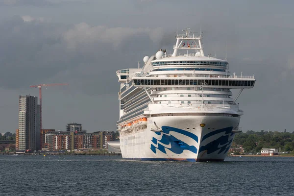 Hafen Von Southampton England Großbritannien Kreuzfahrtschiff Verlässt Hafen Von Southampton — Stockfoto