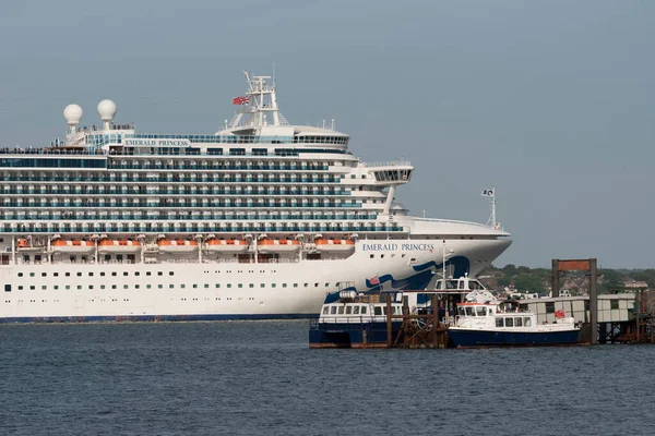 Southampton England Großbritannien Kreuzfahrtschiff Verlässt Hafen Von Southampton Und Passiert — Stockfoto