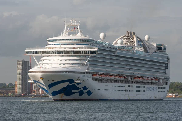 Hafen Von Southampton England Großbritannien Kreuzfahrtschiff Verlässt Hafen Von Southampton — Stockfoto