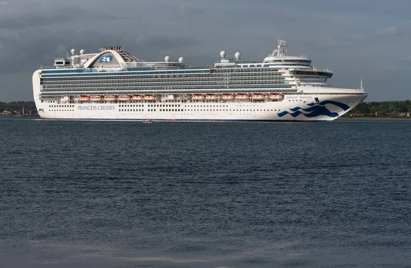 Hafen Von Southampton England Großbritannien Kreuzfahrtschiff Verlässt Hafen Von Southampton — Stockfoto