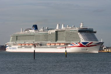 Southampton, İngiltere, İngiltere. 2022 yılı. Gemi gemisi Iona Southampton, İngiltere limanından ayrılıyor.