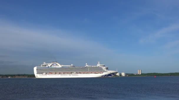 Southampton England 2022 Departing Luxury Cruise Ship Emerald Princess Underway — Stock Video