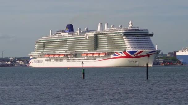 南安普敦 2022年 英国南安普敦水上正在驶离豪华邮轮 爱欧娜 — 图库视频影像