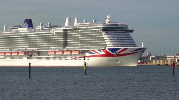 Southampton England 2022 Departing Luxury Cruise Ship Iona Underway Southampton — Stock Video