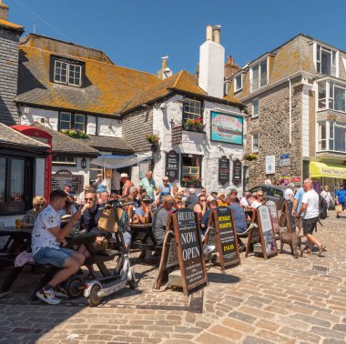St Ives, Cornwall, İngiltere, İngiltere. St. Ives, Cornwall, İngiltere 'deki ünlü eski bir halk evinde yiyip içen bar müşterileri.
