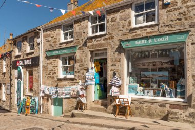 St Ives, Cornwall, İngiltere, İngiltere. 2022 yılı. Stone, St Ives şehir merkezinde, Cornwall, İngiltere 'de dükkanlar inşa etti.