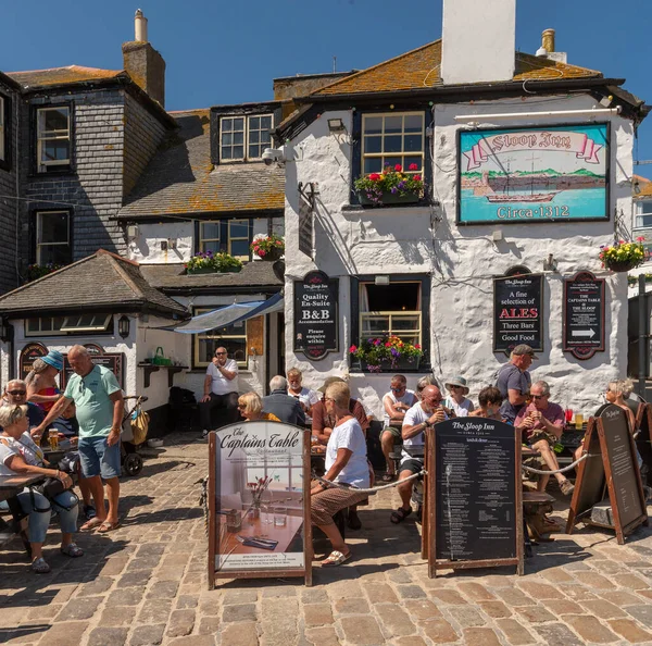 St Ives, Cornwall, İngiltere, İngiltere. St. Ives, Cornwall, İngiltere 'deki ünlü eski bir halk evinde yiyip içen bar müşterileri.