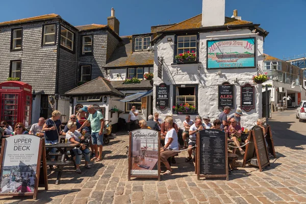 St Ives, Cornwall, İngiltere, İngiltere. St. Ives, Cornwall, İngiltere 'deki ünlü eski bir halk evinde yiyip içen bar müşterileri.