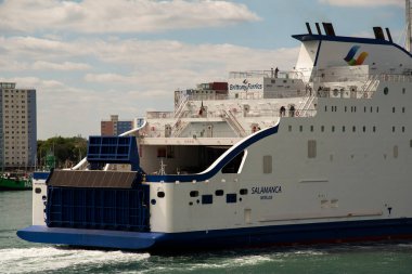 Portsmouth, İngiltere, İngiltere. 2022 yılı. Güney İngiltere 'deki Solent' te Portsmouth 'a yaklaşan Kanal ve Kuzey İspanya servis aracı Salamanca.   