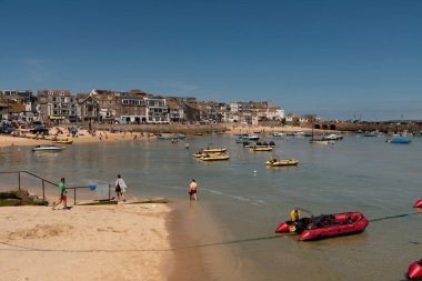 St Ives, Cornwall, İngiltere, İngiltere. 2022 yılı. Cornwall 'daki St. Ives' ın popüler sahil beldesi. Küçük kumsallar kıyı şeridini kuşattı..