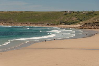 Sennen Koyu, Cornwall, İngiltere. 2022 yılı. St. Ives, Cornwall yakınlarındaki Sennen Koyu 'ndaki kumsal. Popüler bir tatil beldesi.