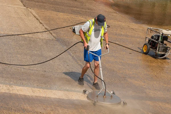 Falmouth Cornwall England 2022 Man Using Circular Machine Brushes Clean — Stock Photo, Image