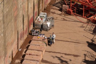 Falmouth, Cornwall, İngiltere, İngiltere. 2022 yılı. Mavili bir geminin gövdesini boyamaya ara veren işçi iskelesinin genel görünümü..