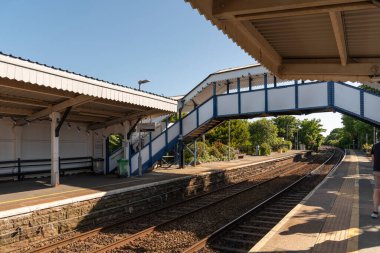 St Erth, Cornwall, İngiltere, İngiltere. 2022 yılı. St Erth İstasyonu platformları ve yaya köprüsü. Popüler kıyı şeridi hattı için kanalı değiştir. Batı Cornwall 'da bir tatil köyü..