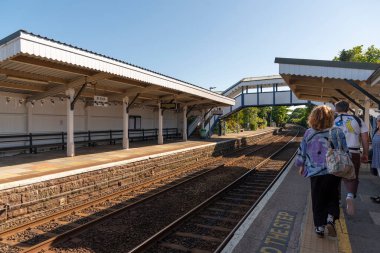 St Erth, Cornwall, İngiltere, İngiltere. 2022 yılı. St Erth İstasyonu platformları ve yaya köprüsü. Popüler kıyı şeridi hattı için kanalı değiştir. Batı Cornwall 'da bir tatil köyü..