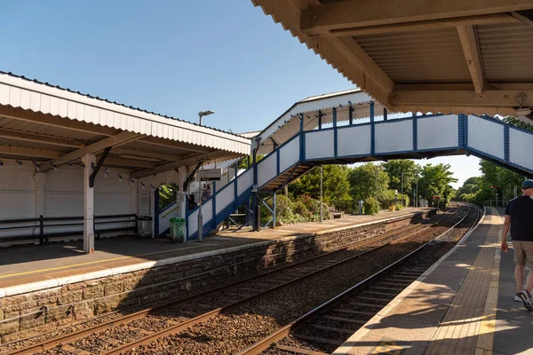 St Erth, Cornwall, İngiltere, İngiltere. 2022 yılı. St Erth İstasyonu platformları ve yaya köprüsü. Popüler kıyı şeridi hattı için kanalı değiştir. Batı Cornwall 'da bir tatil köyü..