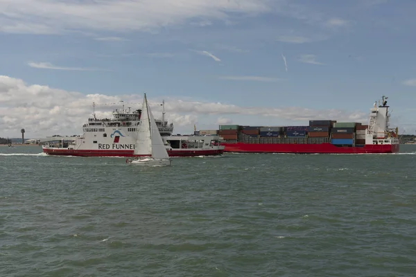 Southampton Water Southern England Selection Vessels Alongside Isle Wight Ferry — Zdjęcie stockowe