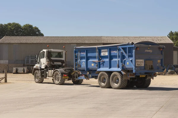 Temple Guiting Cheltenham England 2022 Truck Blue Trailer Holding Rye — Zdjęcie stockowe