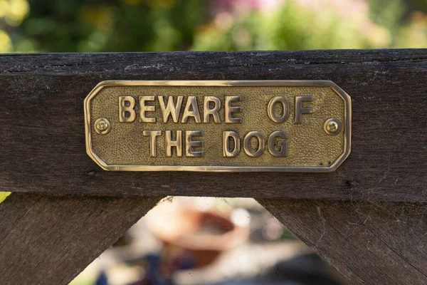 Hampshire England 2022 Beware Dog Brass Sign Wooden Five Bar — Foto de Stock