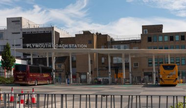 Plymouth, Devon, İngiltere, İngiltere. 2022 yılı. Araba şehir merkezi Plymouth 'tan İngiltere' ye gidip geliyor..