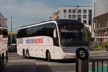 Plymouth, Devon, İngiltere, İngiltere. 2022 yılı. Araba şehir merkezinden Plymouth otobüs durağına gidiyor. Varış noktasına varıyor..