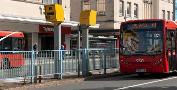 Plymouth Devon England Storbritannien 2022 Red City Buss Närmar Sig — Stockfoto