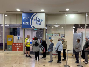 Basingstoke, Hampshire, İngiltere. 2022 yılı. Ulusal Sağlık Merkezi 'nde sıra bekleyen yaşlılar Covid-19 için sonbahar aşısı bekliyorlar..