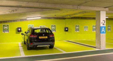 Newbury, Berkshire, İngiltere, İngiltere. 2022 yılı. Bir yeraltı otoparkındaki elektrik aküsü şarj istasyonu..