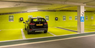 Newbury, Berkshire, İngiltere, İngiltere. 2022 yılı. Bir yeraltı otoparkındaki elektrik aküsü şarj istasyonu..