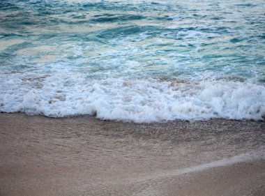 Deniz dalgaları güzel, yumuşak kumlarda. yakın plan fotoğraf