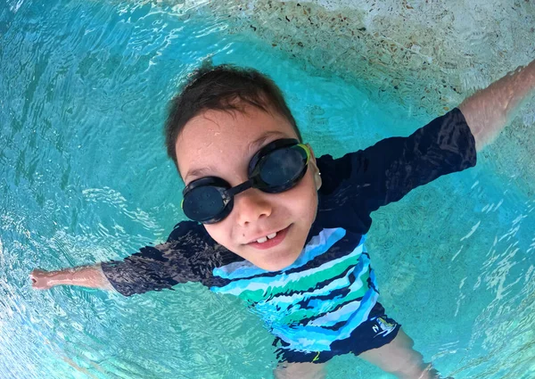 Menino Óculos Nada Uma Piscina Água Azul Clara — Fotografia de Stock