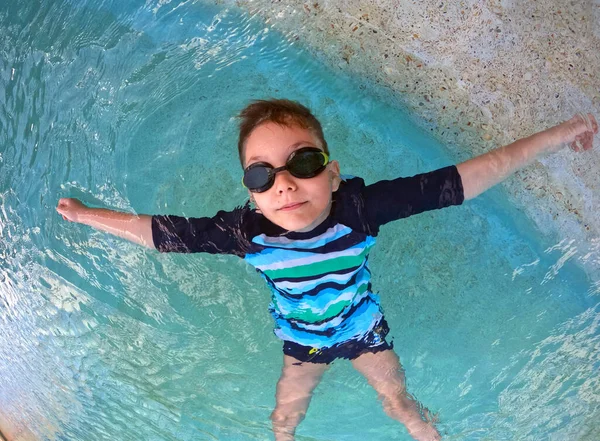 Niño Gafas Nada Sobre Espalda Una Piscina Agua Azul Claro —  Fotos de Stock
