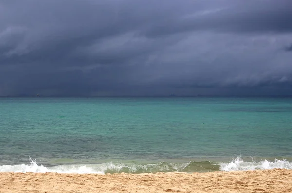 Strand Voor Een Onweersbui Kalme Blauwe Zee Donkere Bewolkte Lucht — Stockfoto