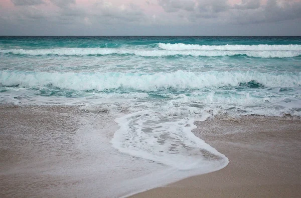 Όμορφη Παραλία Κύματα Στο Ηλιοβασίλεμα — Φωτογραφία Αρχείου