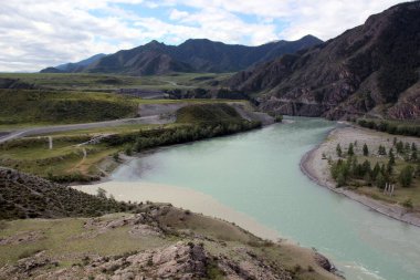 Yukarıdan manzara çok güzel. Mavi nehir, dağlar ve orman.