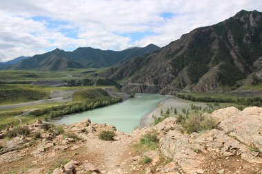 Yukarıdan manzara çok güzel. Mavi nehir, dağlar ve orman.