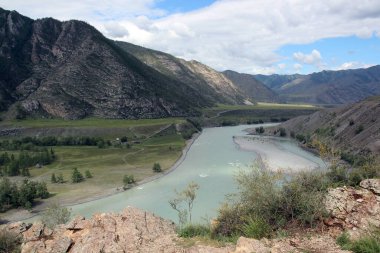 Yukarıdan manzara çok güzel. Mavi nehir, dağlar ve orman.