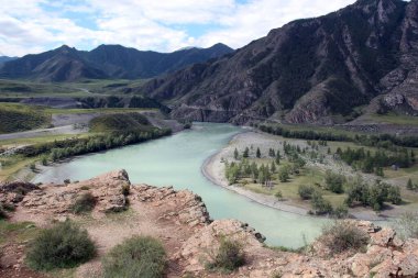 Yukarıdan manzara çok güzel. Mavi nehir, dağlar ve orman.