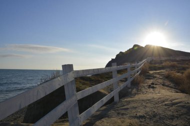 Bukalemun pelerininde batan güneşin güzel bir parçası. Kırım.