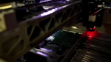 Otomatik montaj ve elektronik devre kartlarının lehimlenmesi için makine. Elektrik lehimleme parçaları. Otomatik aygıt montaj makinesi.