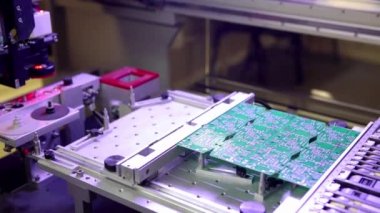 Tahtalara ve lehim parçalarına SMD parçaları yükleyici. Otomatik montaj ve elektronik devre kartlarının lehimlenmesi için makine. Elektrik lehimleme parçaları. Otomatik aygıt montaj makinesi