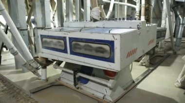 Asansör tahıl eleme. Tahıl asansörünü temizliyorum. Tahıl ekinleri için titreşim cihazı. Modern üretim. Zarn ayrımı ve boyutu.