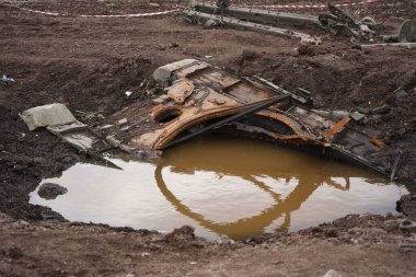Bozuk Rus tankı. Birlikler tarafından havaya uçuruldu. Ukrayna 'da savaş. Ukrayna topraklarının boşaltılması