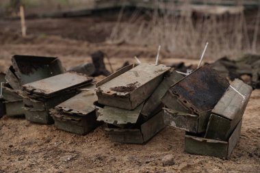 Bölgedeki birlikler tarafından kurutulmak. Çok sayıda mayın, mermi, topçu, el bombası, el bombası