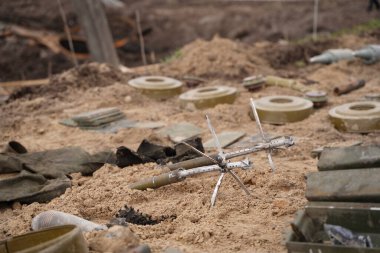 Bölgedeki birlikler tarafından kurutulmak. Çok sayıda mayın, mermi, topçu, el bombası, el bombası