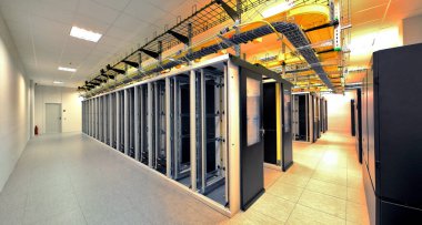 Sunucu odası. Bilgisayar sunucuları için yeni bir oda. Yenilik