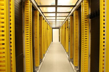 Sunucu odası. Bilgisayar sunucuları için yeni bir oda. Yenilik