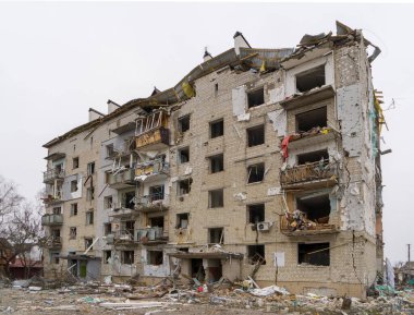 Ukrayna 'nın yıkılmış şehirleri. Rusya 'nın Ukrayna' ya karşı savaşı. Bir mermi ve roketle vurulduktan sonra yanmış bir ev.