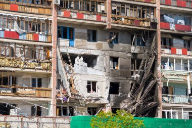 Ukrayna 'nın yıkılmış şehirleri. Rusya 'nın Ukrayna' ya karşı savaşı. Bir mermi ve roketle vurulduktan sonra yanmış bir ev.